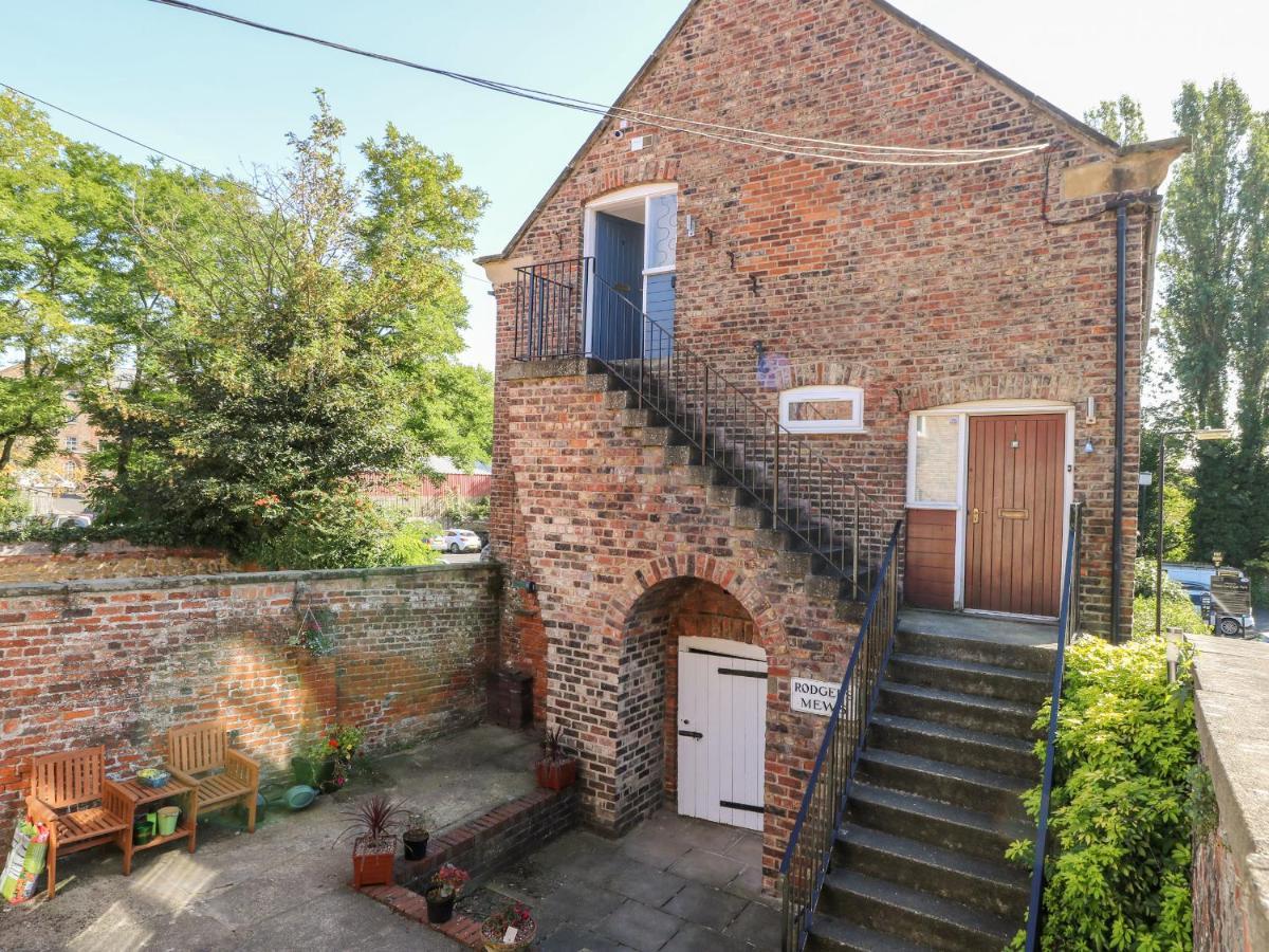 Апартаменты 2 Rodgers Mews Малтон Экстерьер фото